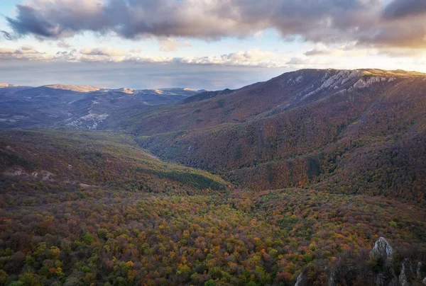 Dağ manzarası ile renkli ağaçlarda sonbahar — Stok fotoğraf