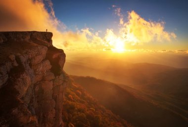Güzel dağ manzarası ile sonbahar günbatımı gökyüzünde. 