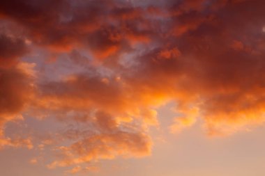 Ateşli turuncu renkli günbatımı gökyüzü. Güzel gökyüzü.