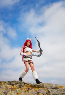 Büyük taş iki kılıç ile güzel kadın karakter 