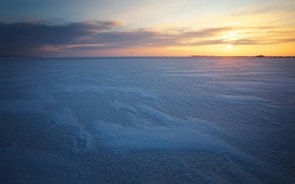 Paisagem de inverno com lago congelado e céu do por do sol. — Fotografia de Stock