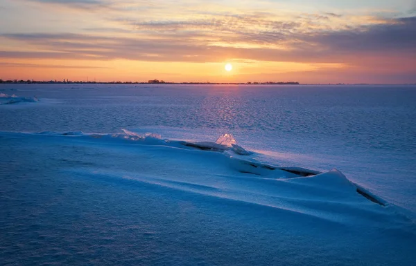 Beau paysage hivernal avec lac, fissures et coucher de soleil . — Photo