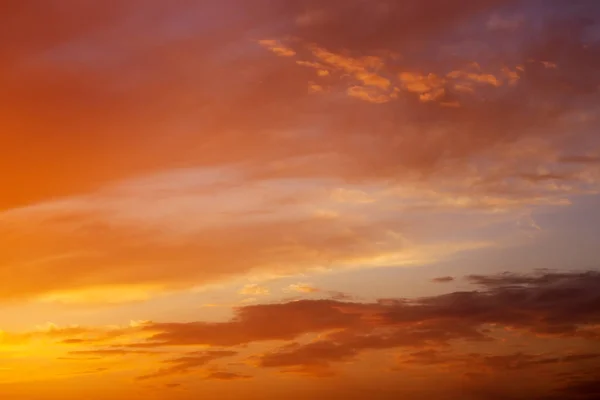 火热橙色多彩的夕阳的天空。美丽的天空. — 图库照片