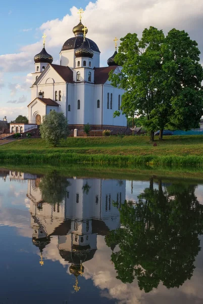 Православное здание церкви с куполами и рекой — стоковое фото
