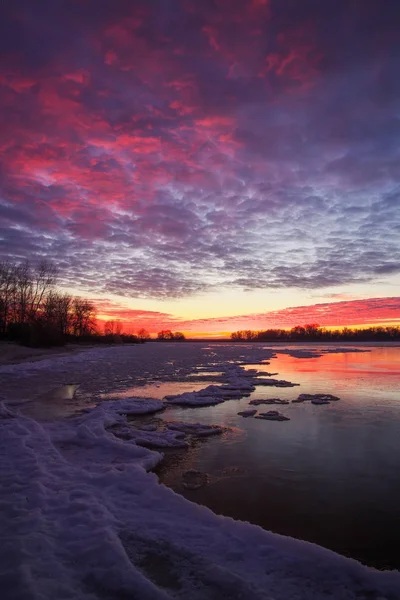 Wunderschöne Winterlandschaft mit feurigem Himmel bei Sonnenuntergang und gefrorenem See — Stockfoto