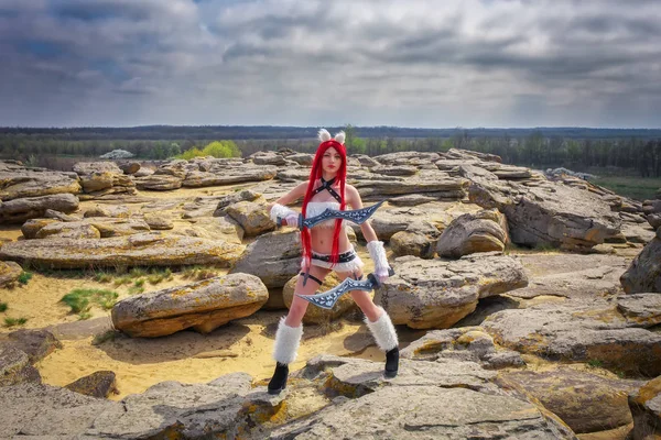 Prachtige vrouwelijke personage met twee zwaarden in de buurt van de grote stenen — Stockfoto
