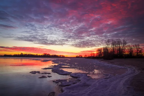 Beautiful colorful winter landscape with frozen lake and sunset sky — Stock Photo, Image