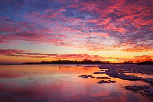 Krásná zimní krajina s červánky ohnivé nebe a zamrzlé jezero — Stock fotografie