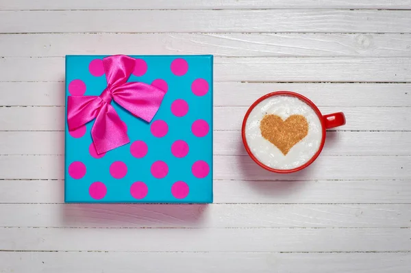 Tasse Kaffee mit Herz-Form-Symbol und Geschenkbox — Stockfoto