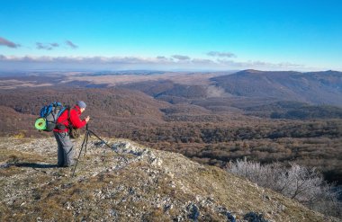 Fotoğrafçı sonbahar dağın zirvesinde.