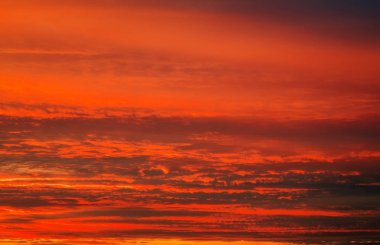Ateşli turuncu günbatımı gökyüzü. Arka plan olarak güzel gökyüzü.
