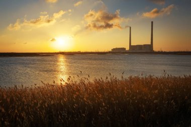 Termik santral, göl ve günbatımı gökyüzü güzel manzara