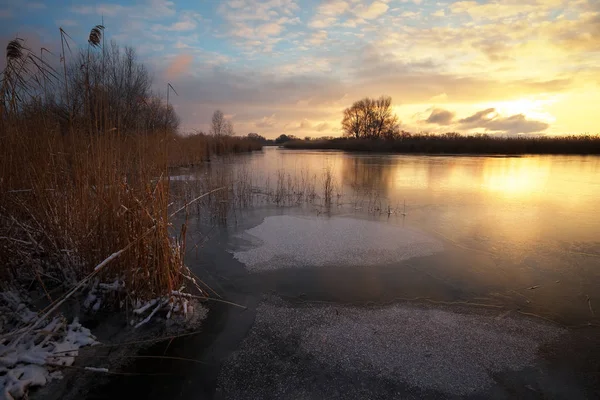 Winterlandschaft mit Abendhimmel und gefrorenem Fluss. Tagesanbruch — Stockfoto