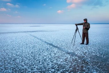 Profesyonel göl kenarında. Doğa fotoğrafçısı fotoğraf çeker 