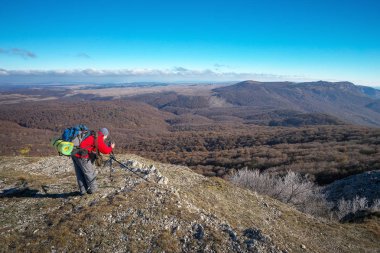 Fotoğrafçı fotoğraf dağın zirvesinde sonbaharda çeker. 