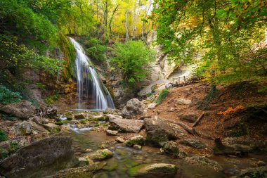 Şelaleli güzel sonbahar manzarası