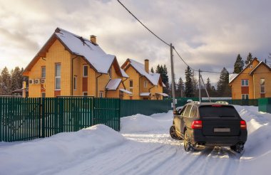 Banliyö mahalle kış döneminde sokak. Kır evi.