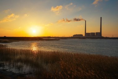 Termik santral, göl ve günbatımı gökyüzü güzel manzara