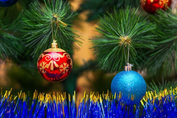 Árbol Navidad Decorado Con Pelotas Juguete Colores —  Fotos de Stock