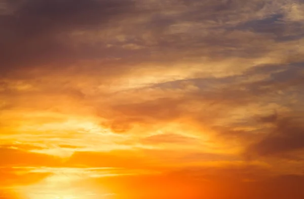 燃えるようなオレンジ色のカラフルな夕焼け空 — ストック写真