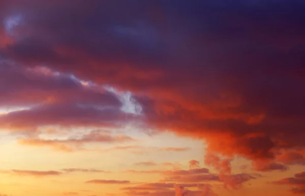 Céu de pôr do sol colorido laranja Fiery como fundo — Fotografia de Stock
