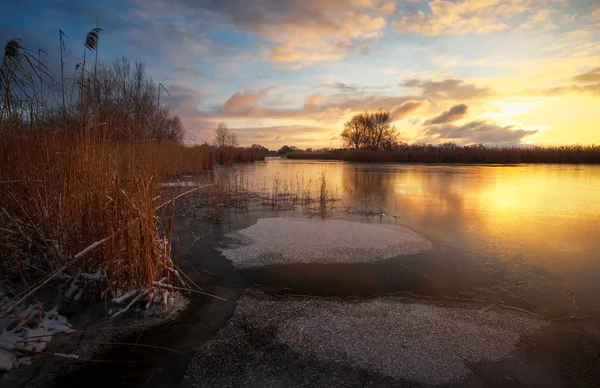 Kış manzara günbatımı gökyüzü ve donmuş nehir. Daybreak
