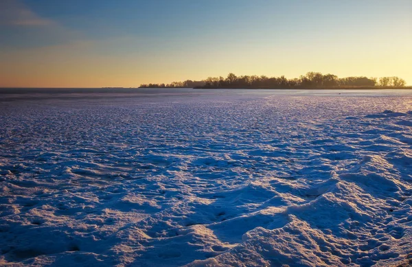 Winterlandschaft mit gefrorenem See und Sonnenuntergang. — Stockfoto