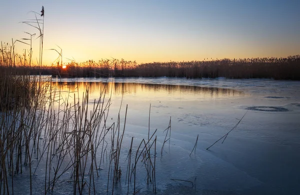 Winter landscape with sunset sky and frozen river. Daybreak — Stock Photo, Image