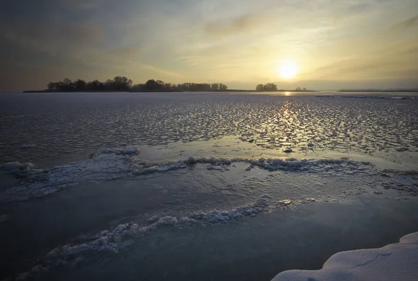 Winter landschap met rivier en zonsondergang hemel. Samenstelling van de natuur — Stockfoto