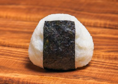 Japon pirinç topu onigiri ahşap arka plan üzerinde. 