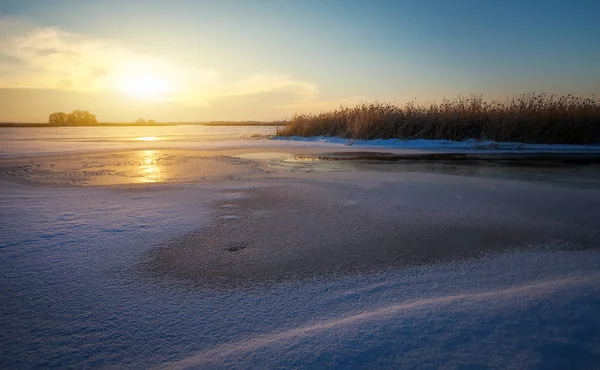 Paysage hivernal avec rivière et coucher de soleil. Composition de la nature — Photo