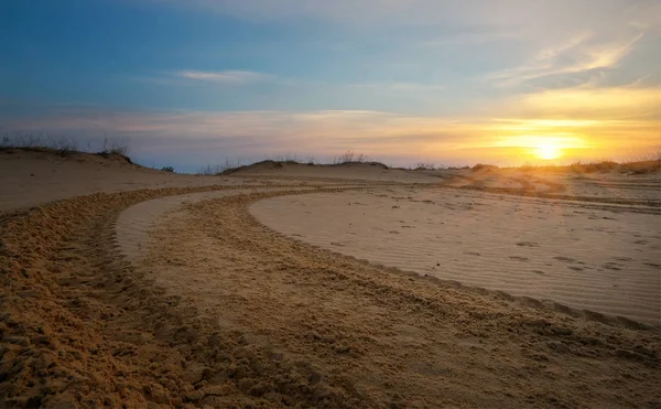 Motocross e auto pista desportiva com fundo céu pôr do sol — Fotografia de Stock