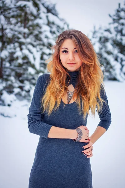 Pretty young girl posing in the winter in cold forest — Zdjęcie stockowe