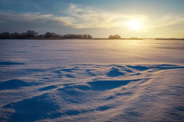 Beau paysage hivernal avec lac et coucher de soleil . — Photo