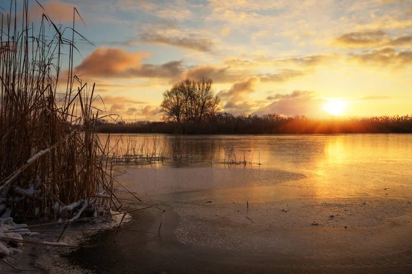 Paysage hivernal avec ciel couchant et rivière gelée. Au lever du jour — Photo