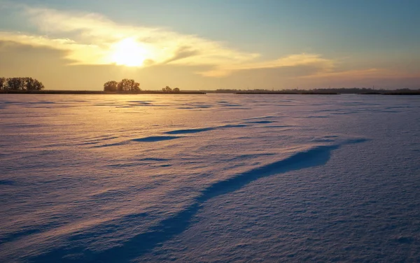 Smukt vinterlandskab med sø og solnedgang himmel . - Stock-foto