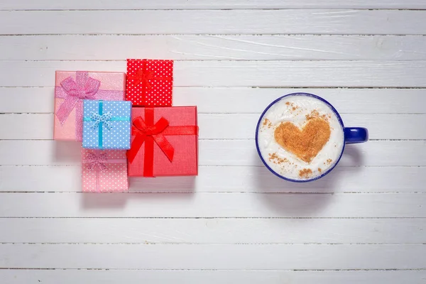 Tassen Kaffee mit Herz-Form-Symbol und Geschenkboxen — Stockfoto