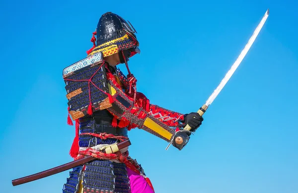 Homens em armadura samurai com espada no fundo azul do céu . — Fotografia de Stock