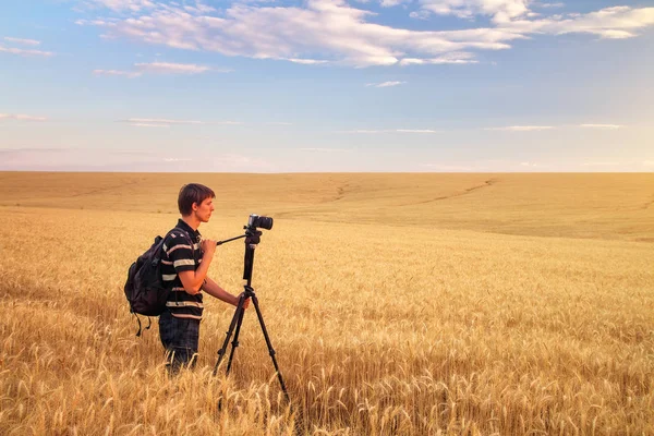 Fotoğrafçı fotoğraf buğday alanında çeker.. 