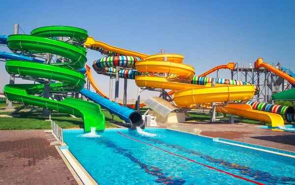 Aquapark sürgüleri ve parkta havuz.