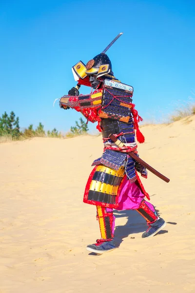 Homens de armadura samurai com espada correndo na areia — Fotografia de Stock