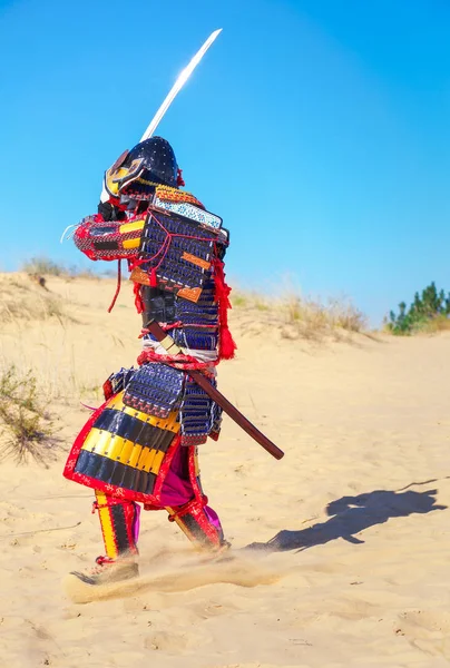 Homens de armadura samurai com espada correndo na areia — Fotografia de Stock