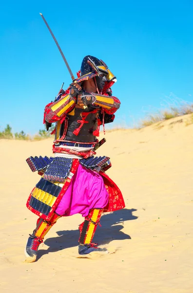 Hombres con armadura samurai con espada corriendo sobre arena — Foto de Stock