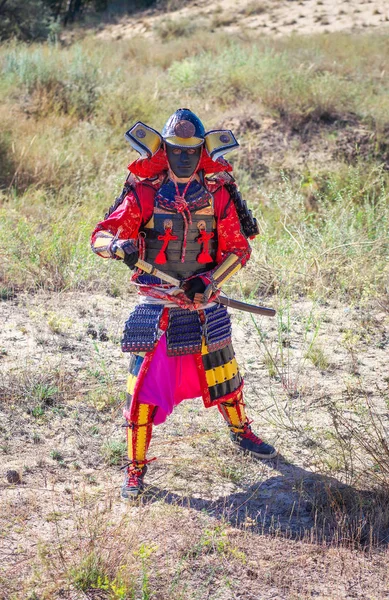 Samuray zırh kılıç ile erkeklerde. Orijinal karakter