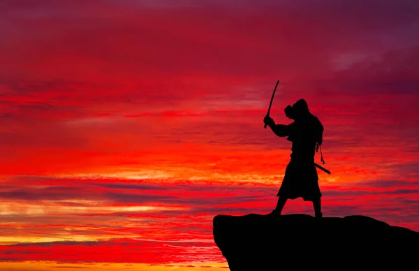 Samurai bovenop de berg. conceptontwerp. — Stockfoto