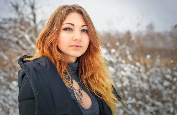 Hermosa joven en el invierno en el frío bosque nevado —  Fotos de Stock