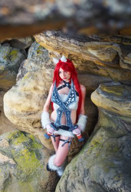 Dağ bölgesinde iki kılıç ile güzel kadın karakter. 