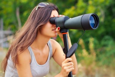 Pozitif kız yürürken Spyglass içinde izlerken