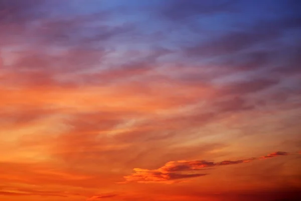 Cielo de puesta de sol de color naranja ardiente . — Foto de Stock