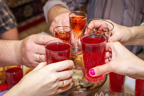 İçki masasında, kodes gözlük insanlar. Alkış